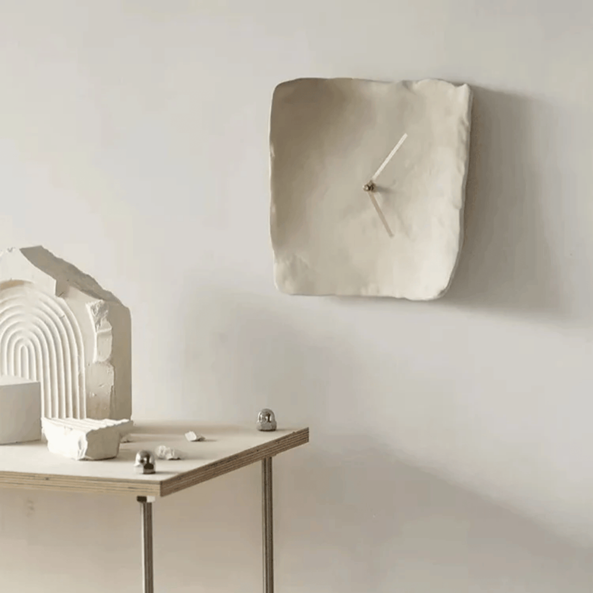 Silent Wall Clock, Non Ticking Resin Wall Clock for Living Room