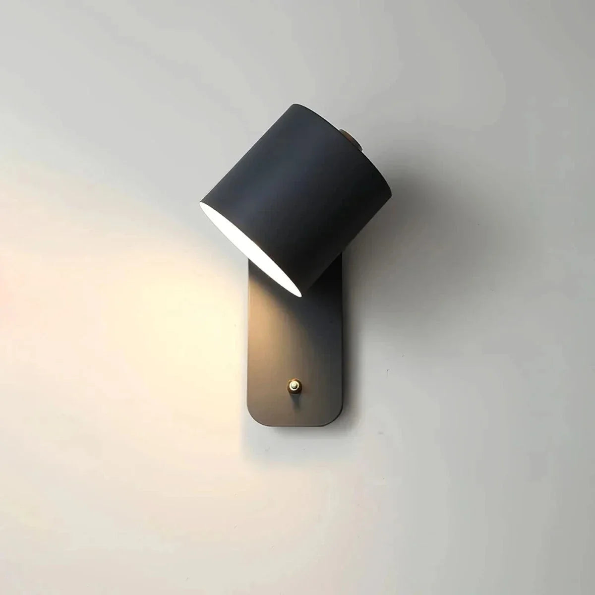 PLUGLUX Minimalist Wall Lamp