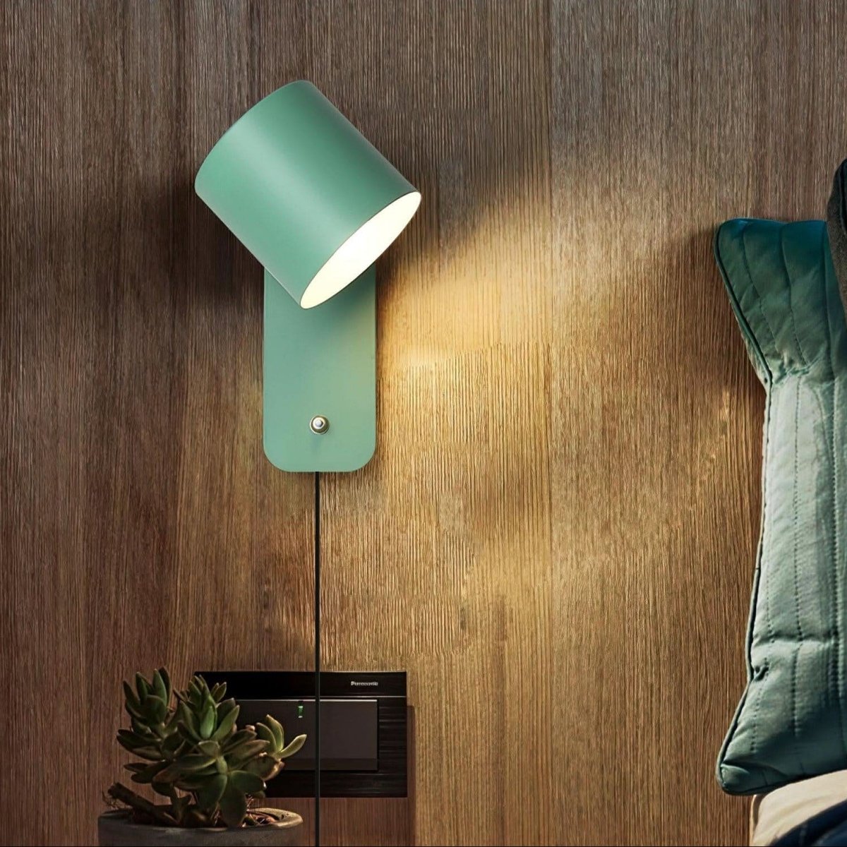PLUGLUX Minimalist Wall Lamp