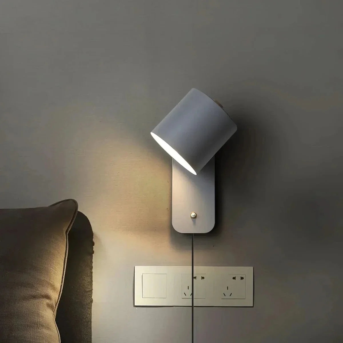 PLUGLUX Minimalist Wall Lamp