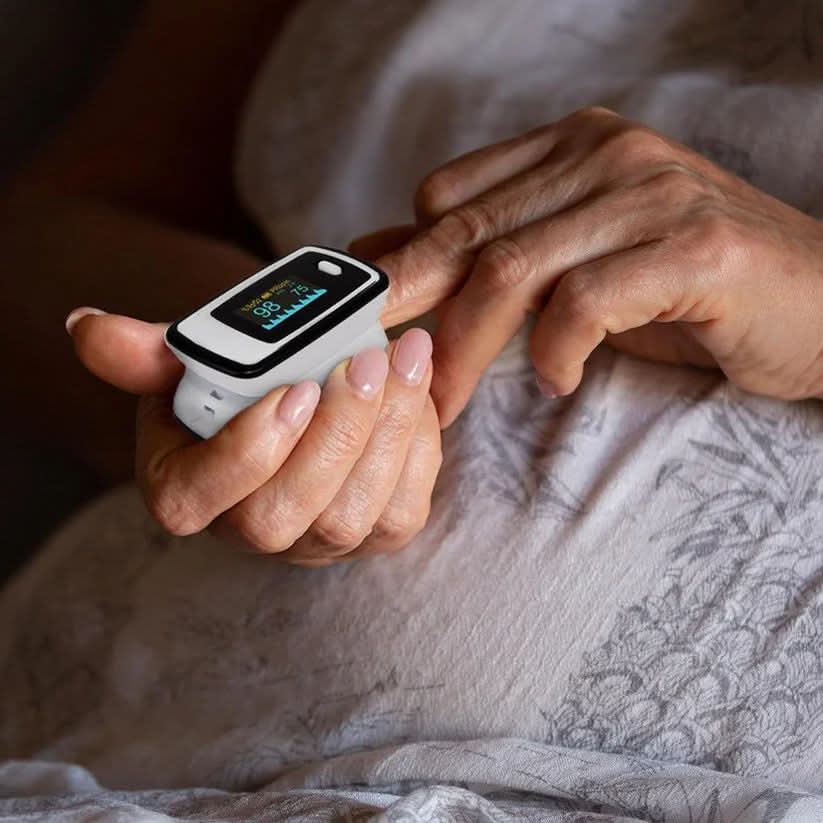 ULTRALITE Compact Finger Pulse Oximeter lifestyle image 2