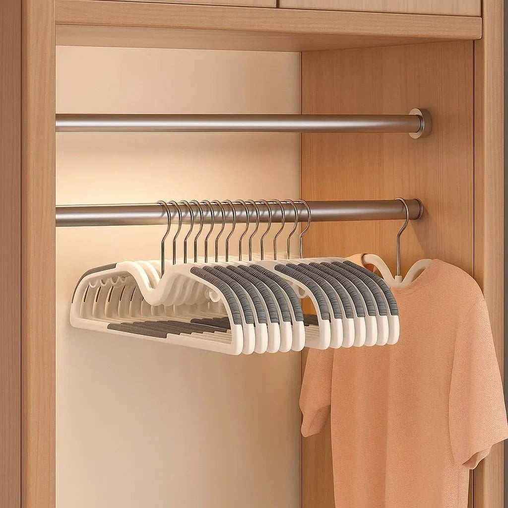 CLOSETIQ Space-saving Non-slip Clothes Hanger